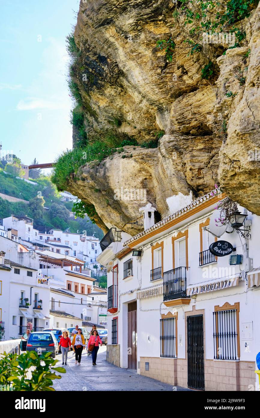 Höhlenwohnungen und Bars in den Troglodyten in Setenil de las Bodegas, Andalusien. Spanien Stockfoto