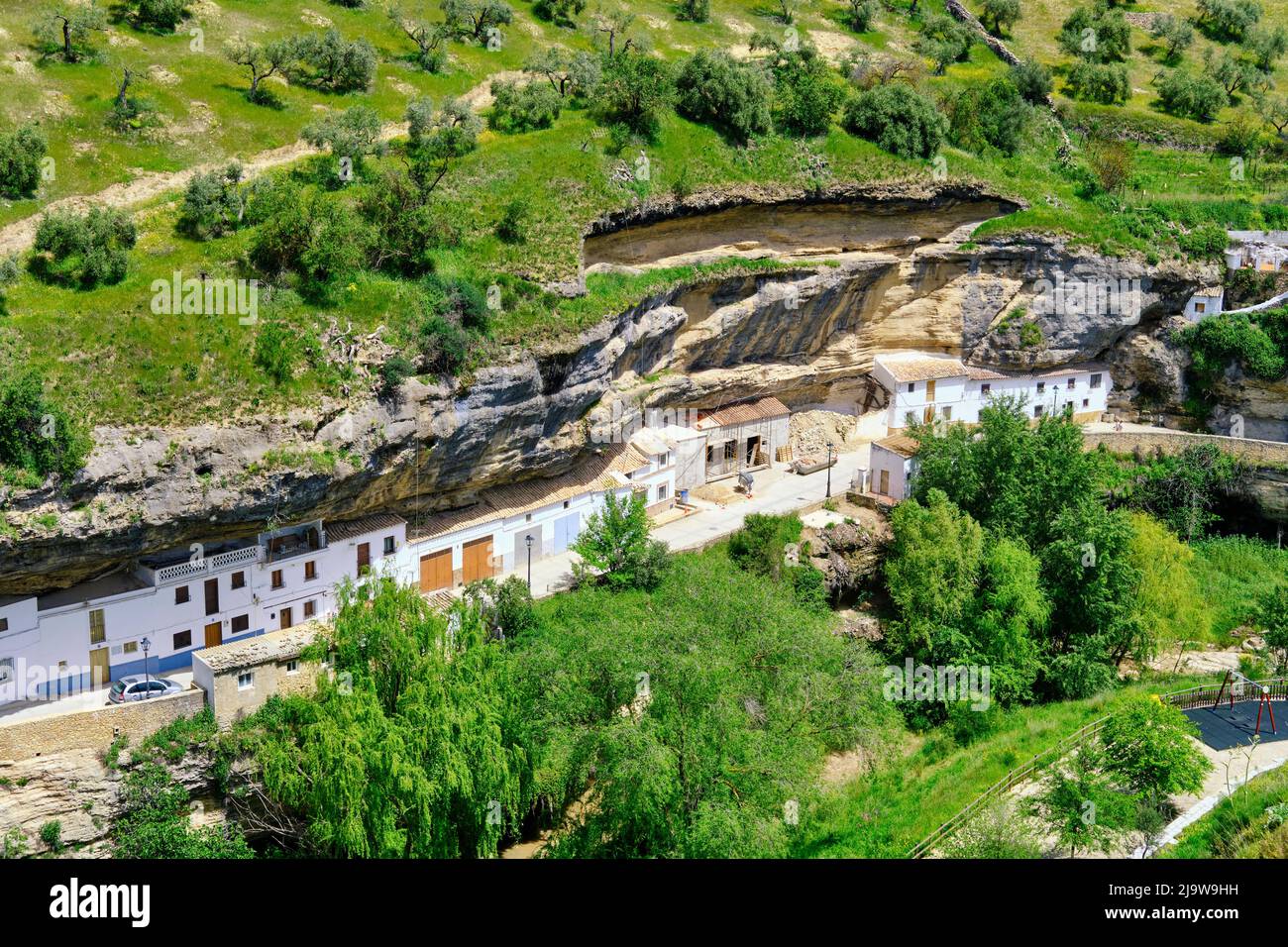 Höhlenwohnungen der Troglodyten in Setenil de las Bodegas, Andalusien. Spanien Stockfoto