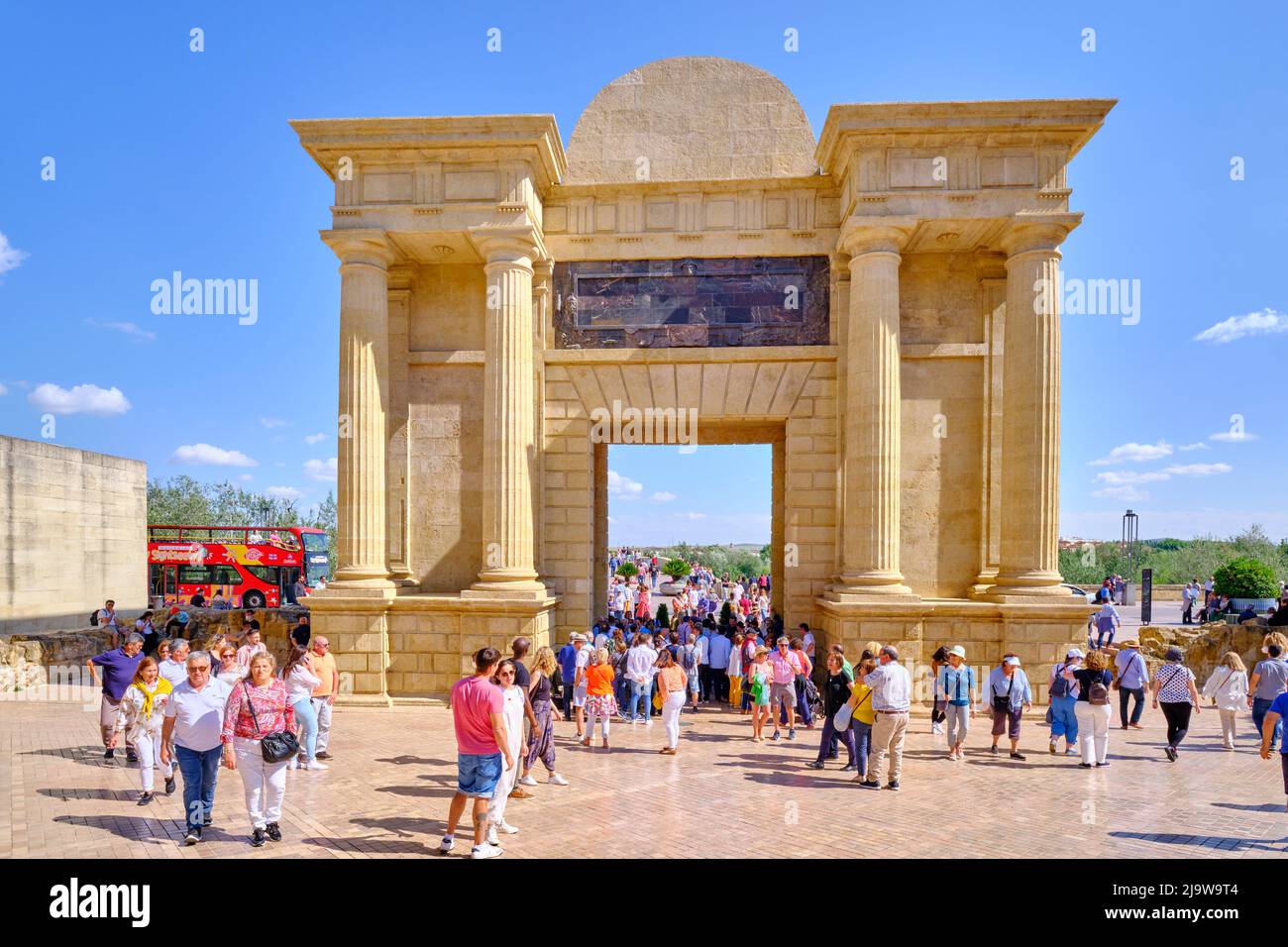 Puerta del Puente mit Zugang zur römischen Brücke von Cordoba, einem UNESCO-Weltkulturerbe. Andalusien, Spanien Stockfoto