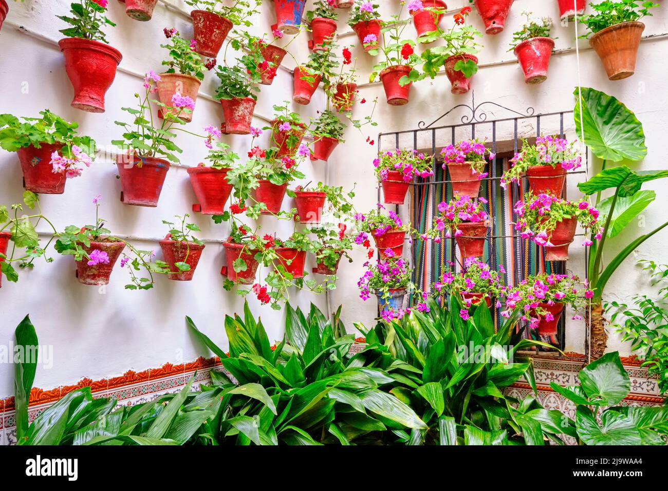 Detail eines traditionellen Patio von Cordoba, ein Innenhof voller Blumen und Frische. Andalusien, Spanien Stockfoto