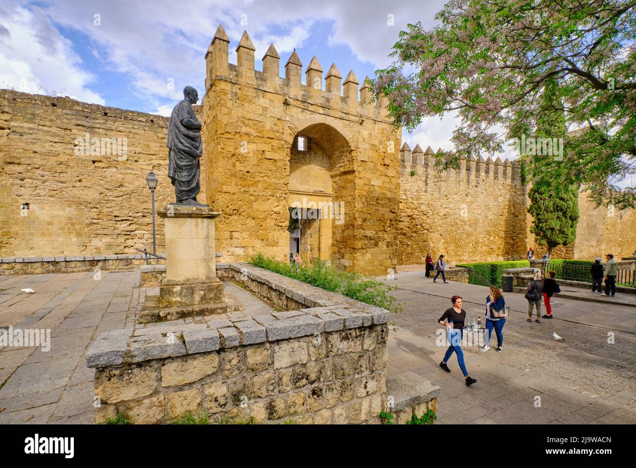Puerta de Almodovar (Almodovar-Tor) mit Blick auf die Seneca-Statue und die römischen Mauern. Cordoba, Andalusien. Spanien Stockfoto