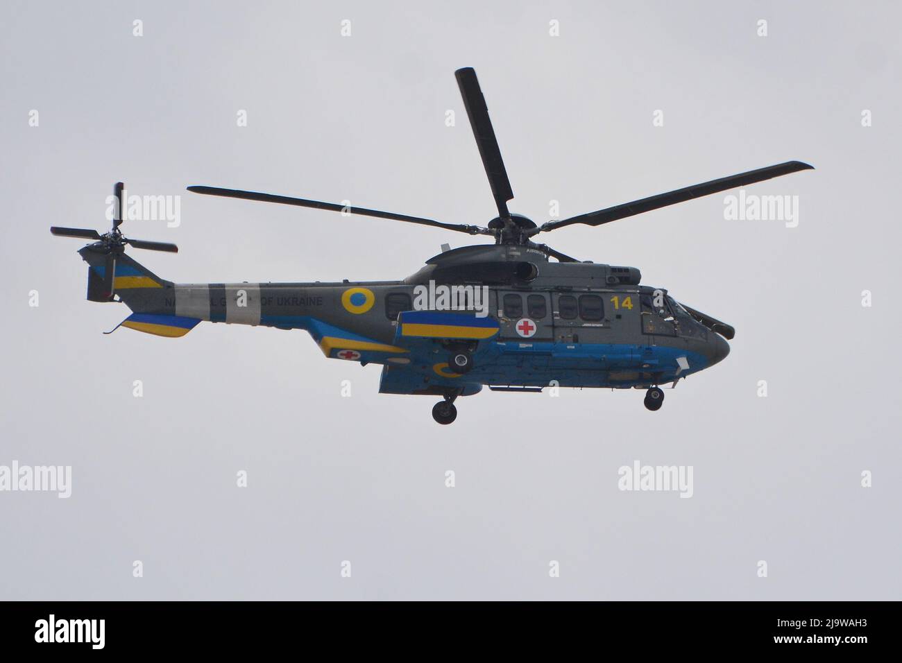 Ein medizinischer Hubschrauber der Nationalgarde der Ukraine evakuiert schwer verwundete Soldaten aus der Kampfzone. Ukrainische Truppen wehren sich weiterhin gegen die Armee der Russischen Föderation, die seit dem 24. Februar 2022 die größte militärische Katastrophe seit dem Zweiten Weltkrieg verursacht hat Stockfoto