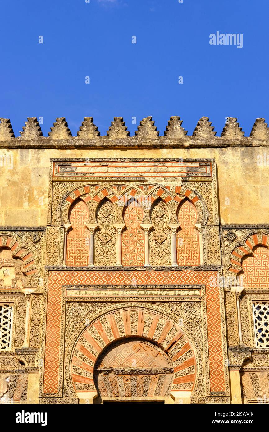 Islamisches Mauerwerk im Äußeren der Mezquita-Kathedrale von Cordoba, das auf das 8.. Jahrhundert n. Chr. zurückgeht und zum UNESCO-Weltkulturerbe gehört Stockfoto