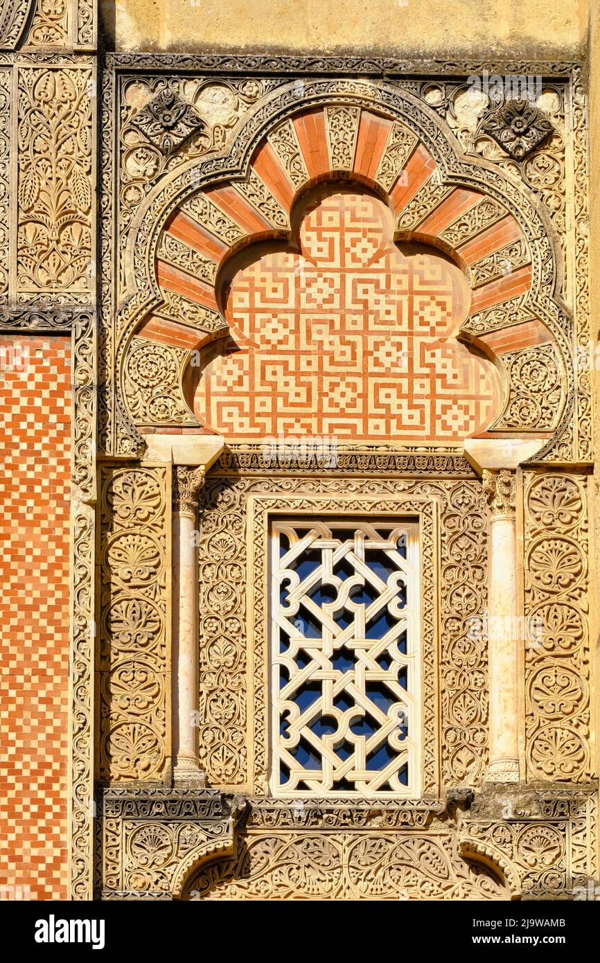 Islamisches Mauerwerk im Äußeren der Mezquita-Kathedrale von Cordoba, das auf das 8.. Jahrhundert n. Chr. zurückgeht und zum UNESCO-Weltkulturerbe gehört Stockfoto