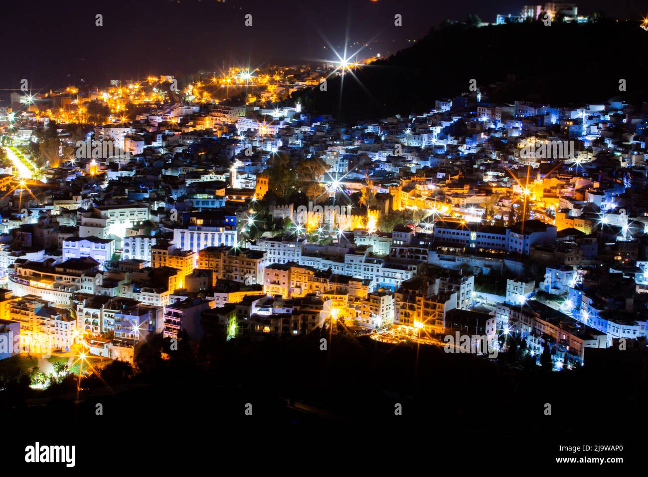 Stadtbild der blauen Stadt Chefchaouen bei Nacht Stockfoto