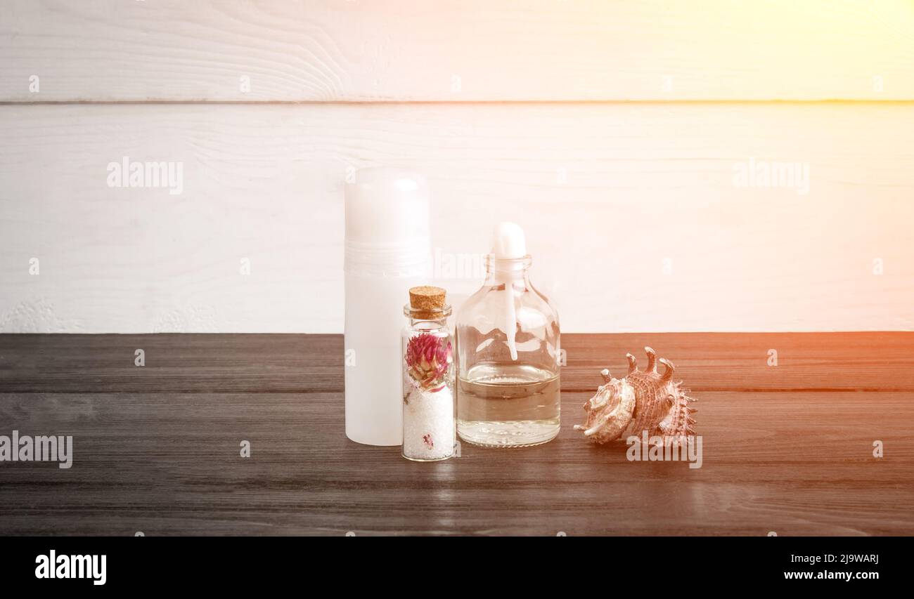 Spa Beauty Kosmetik-Produkte auf weißem und schwarzem Holzhintergrund. Copyspace. Sonneneinstrahlung Stockfoto