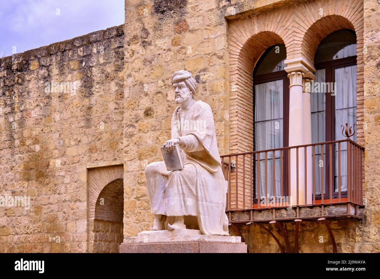 Die Statue des Cordoban arabischen Schriftstellers und der einflussreichste Philosoph der arabischen Welt, der große Averroes, 12. Jahrhundert n. Chr. Cordoba, Andaluc Stockfoto