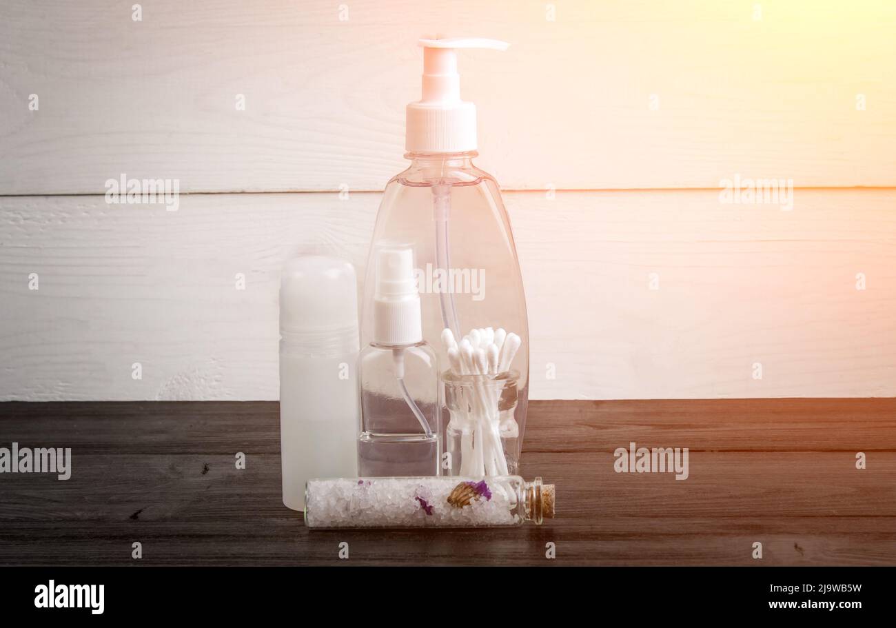 Spa Beauty Kosmetik-Produkte auf weißem und schwarzem Holzhintergrund. Copyspace. Sonneneinstrahlung Stockfoto