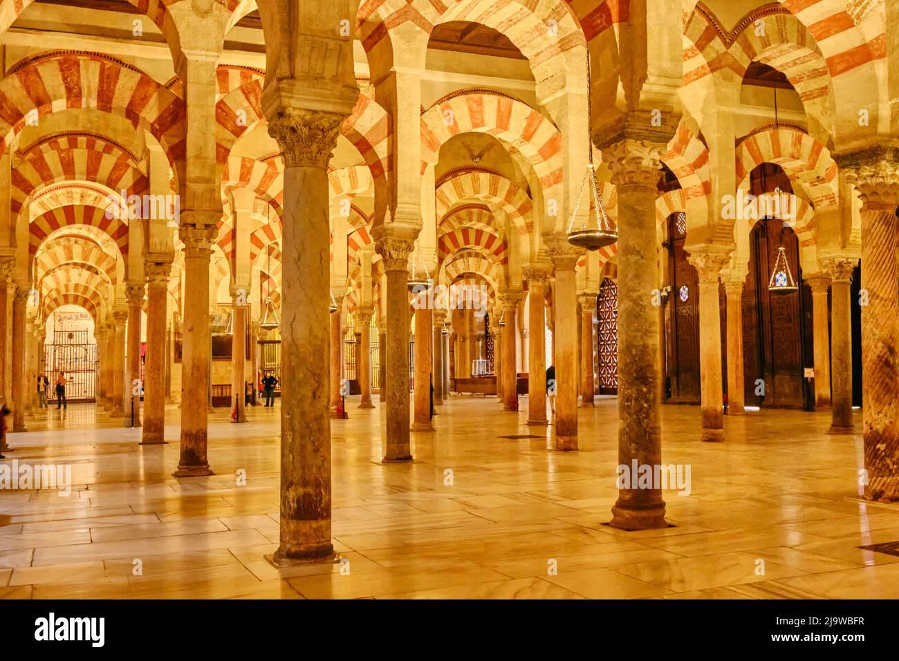 Das Innere der Mezquita-Kathedrale von Cordoba, die aus dem 8.. Jahrhundert n. Chr. stammt und zum UNESCO-Weltkulturerbe gehört. Andalusien, Spanien Stockfoto