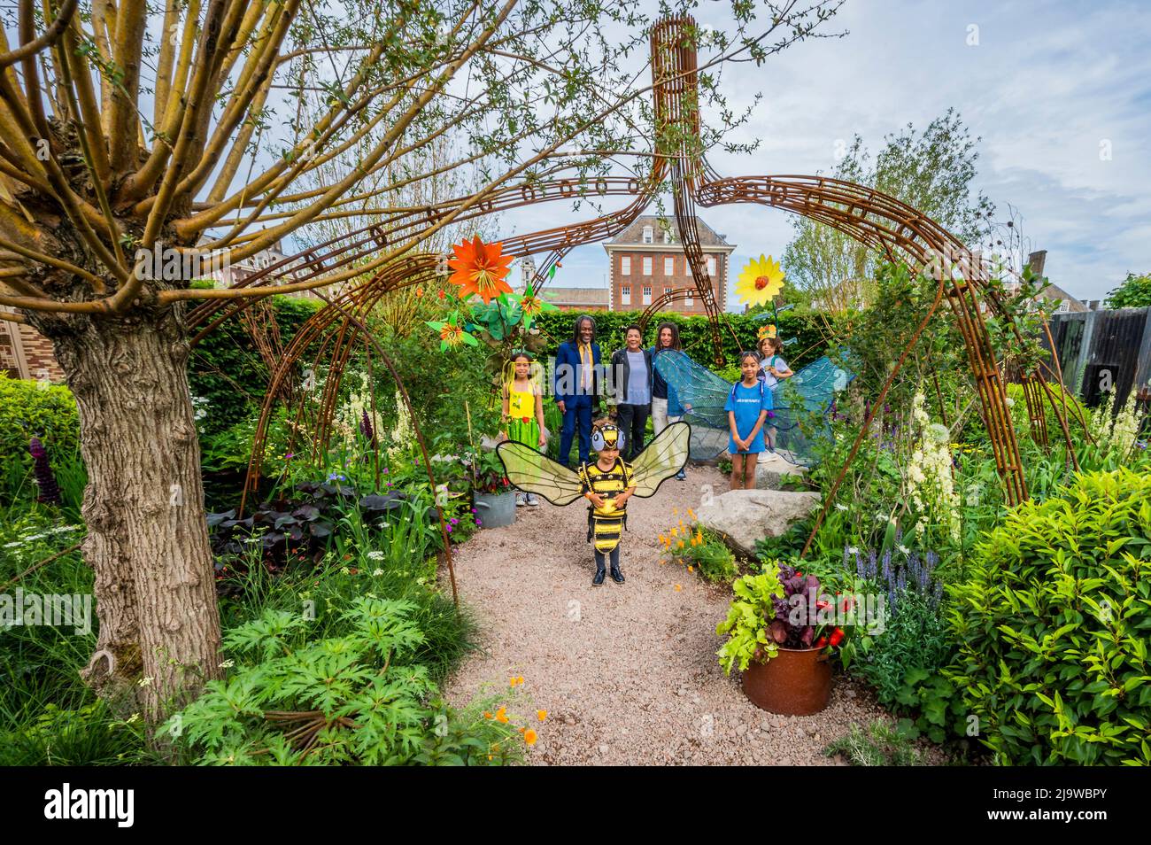 London, Großbritannien. 23.. Mai 2022. Hands Off Mangrove Garden von Grow2Know, den Designern Tayshan Hayden-Smith (im Bild) und Danny Clarke - The 2022 Chelsea Flower Show. Kredit: Guy Bell/Alamy Live Nachrichten Stockfoto