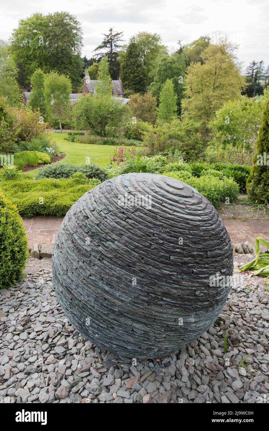 Kugelform aus gestapeltem Schiefer in Threave Gardens in Dumfries & Galloway im Südwesten Schottlands Stockfoto