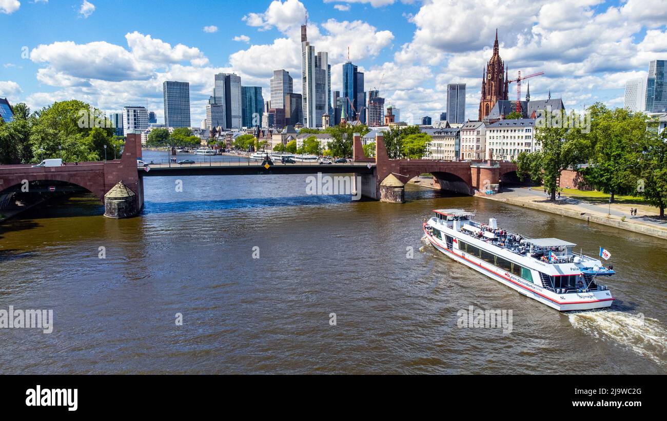 Bootstour auf dem Main und der Skyline der Innenstadt, Frankfurt, Deutschland Stockfoto