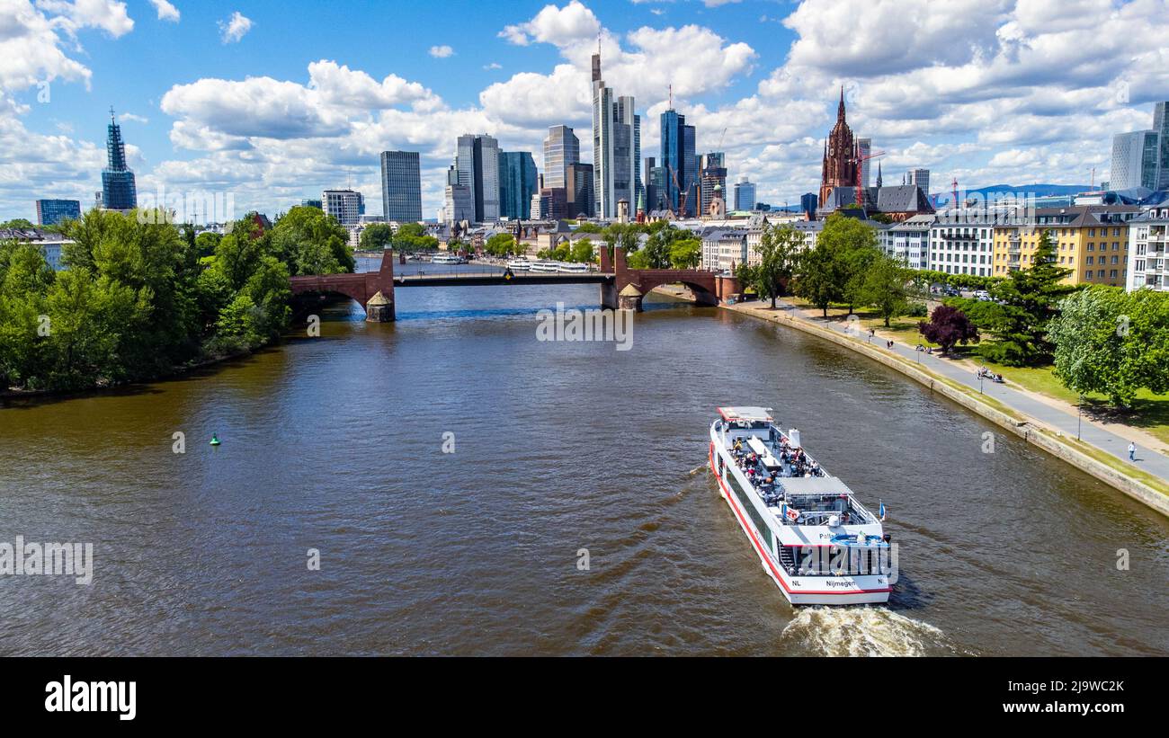 Bootstour auf dem Main und der Skyline der Innenstadt, Frankfurt, Deutschland Stockfoto