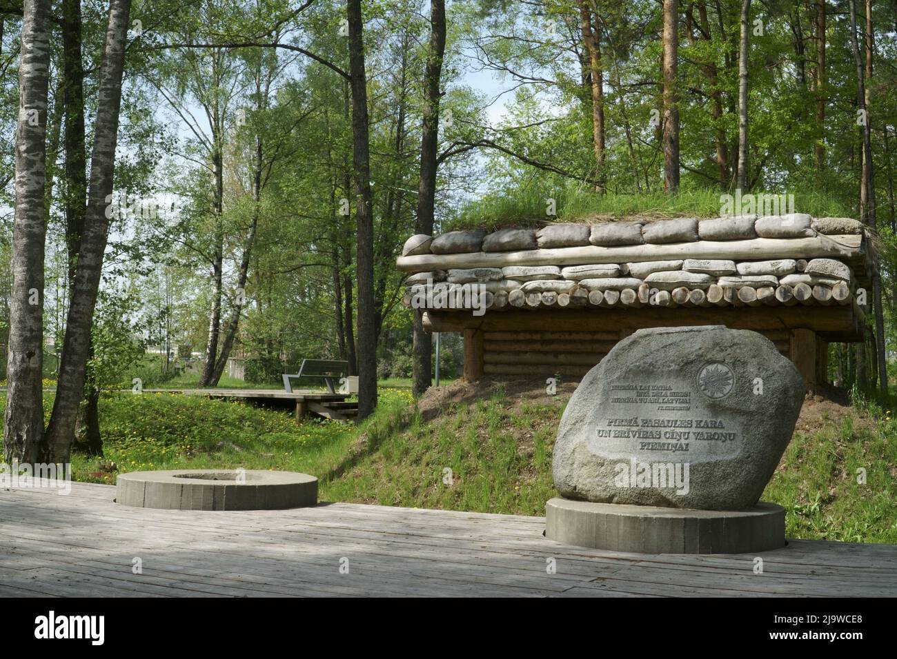 Olaine, Lettland - 22. Mai 2022. Der Weltkrieg 1 Front Linie historischen Ort Rekonstruktion Szene mit einem Dugout Gebäude Ansicht und Gedenkstein in Memo Stockfoto