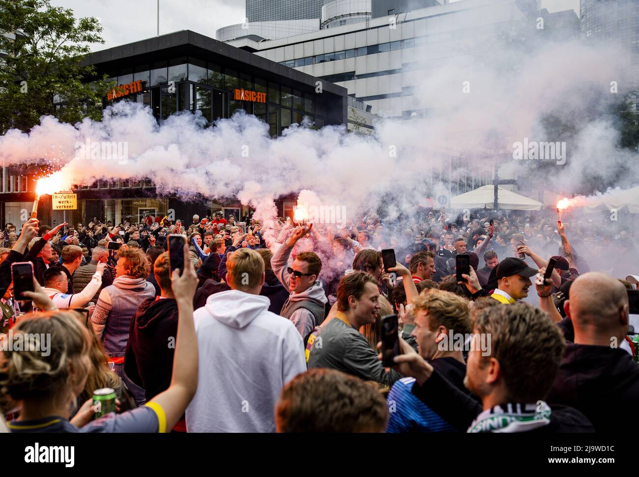 2022-05-25 16:27:07 ROTTERDAM - Supporters of Feyenoord in der Mitte vor dem Finale der Conference League zwischen Feyenoord und AS Roma. ANP ROBIN VAN LONKHUIJSEN netherlands Out - belgium Out Credit: ANP/Alamy Live News Stockfoto