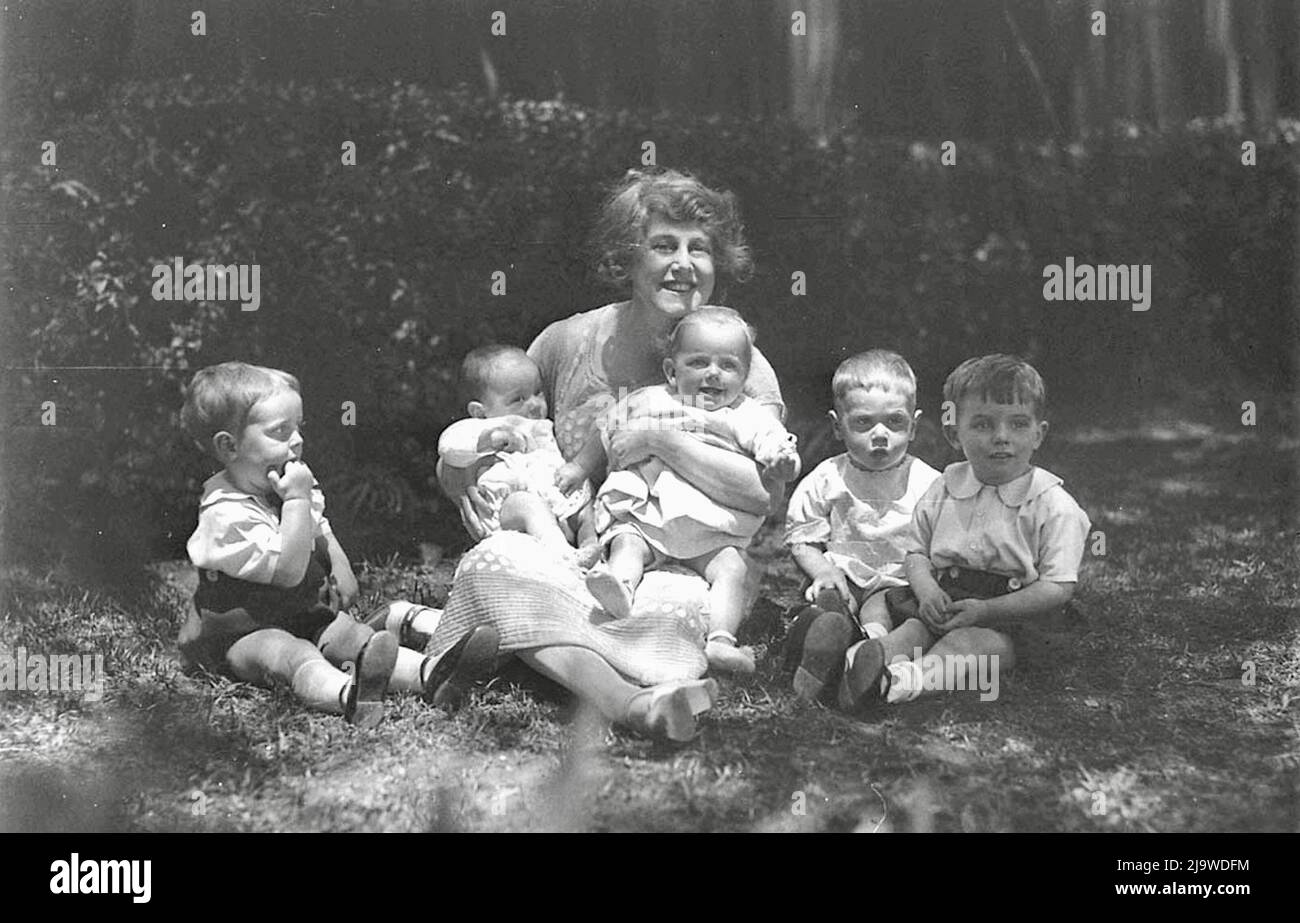 Sam Hood - Musical Comedy Star Dorothy Brunton mit fünf kleinen Kindern - 1930 Stockfoto