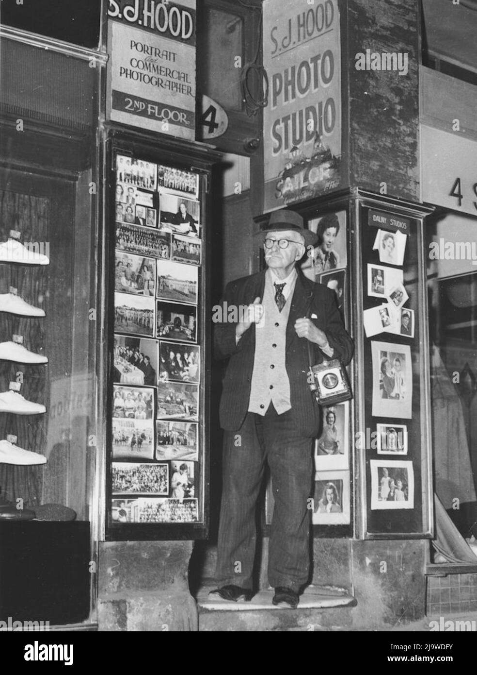 Sam Hood - außerhalb seines Dalny Studios - 1953 - Fotograf Ted Hood Stockfoto