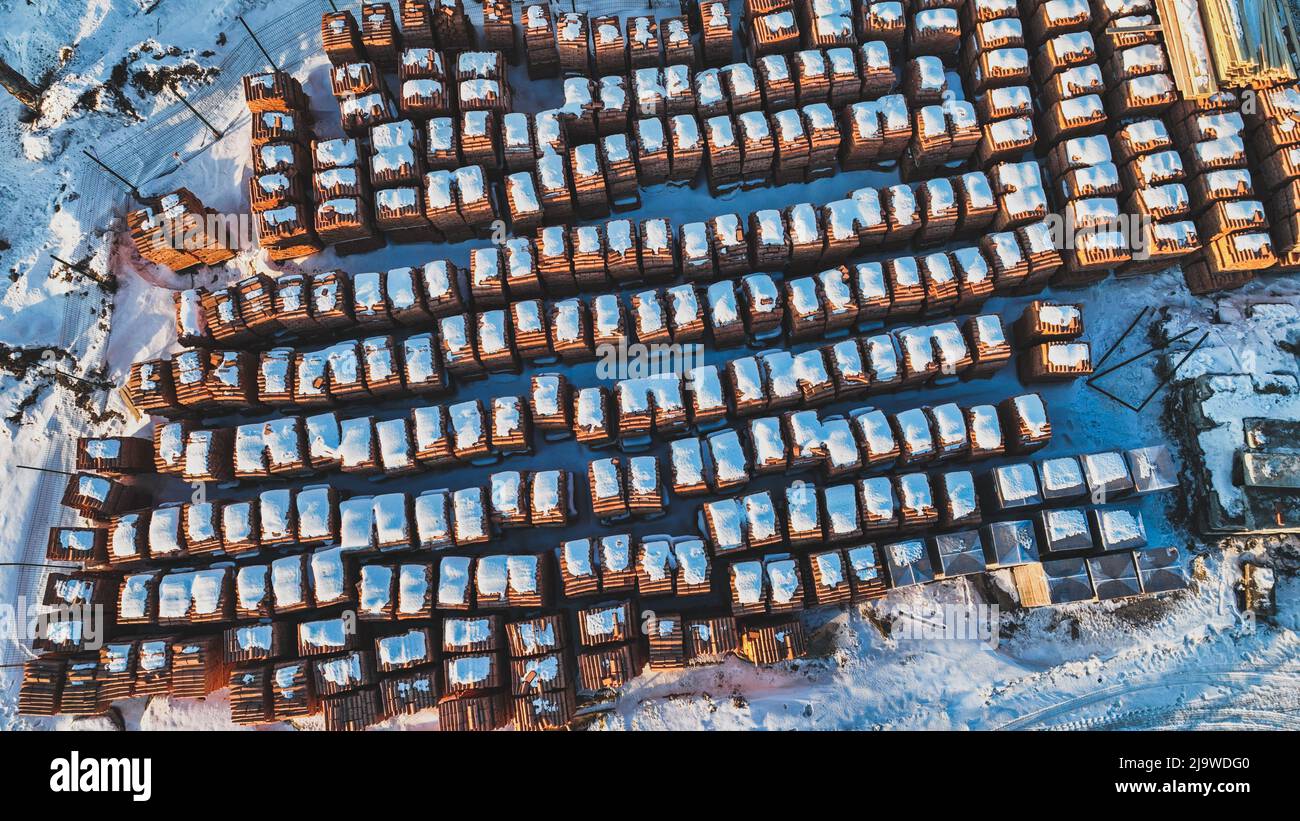 Paletten von Ziegeln für den Bau. Lagerung im Freien im Winter. Lagerung großer Mengen von Ziegeln. Blick von oben Stockfoto