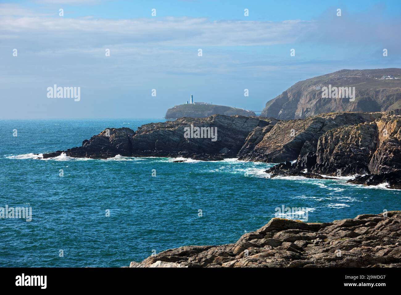 Penrhyn Mawr ist eine Landzunge an der Westküste von Holy Island, nordwestlich der Penrhos Bay. Hier zeigt South Stack Lighthouse im Hintergrund. Stockfoto