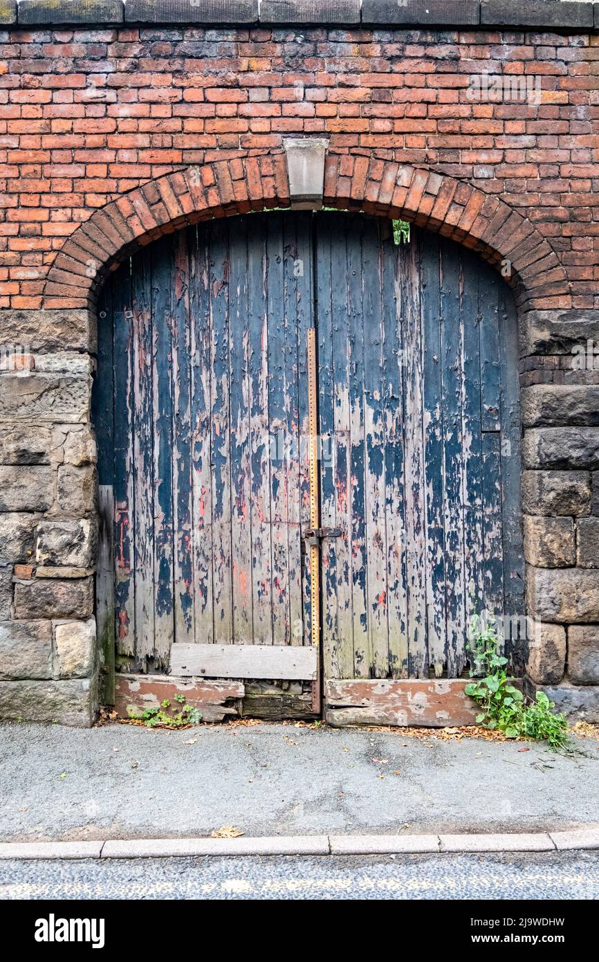 Eintritt in die alte Fabrik oder Werkstatt in Großbritannien Stockfoto