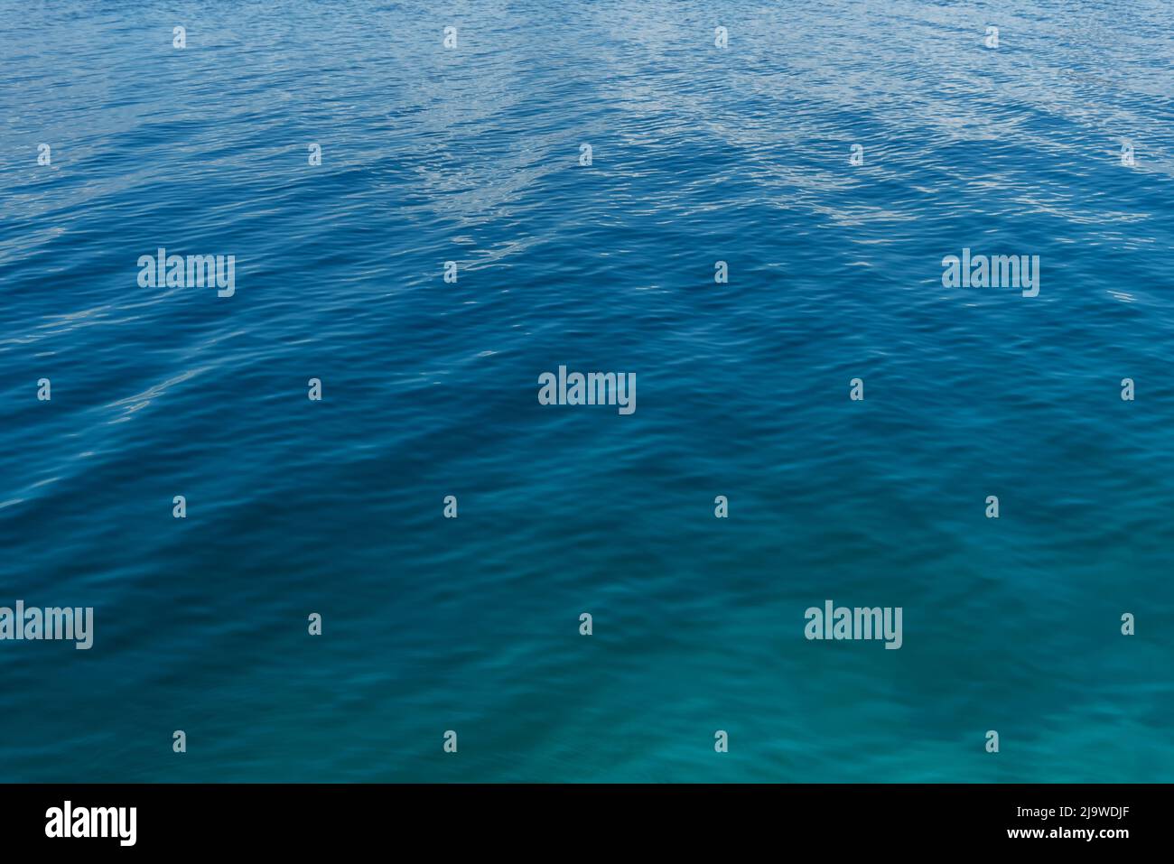 Azurblaue Wasseroberfläche mit natürlichem Hintergrund Stockfoto