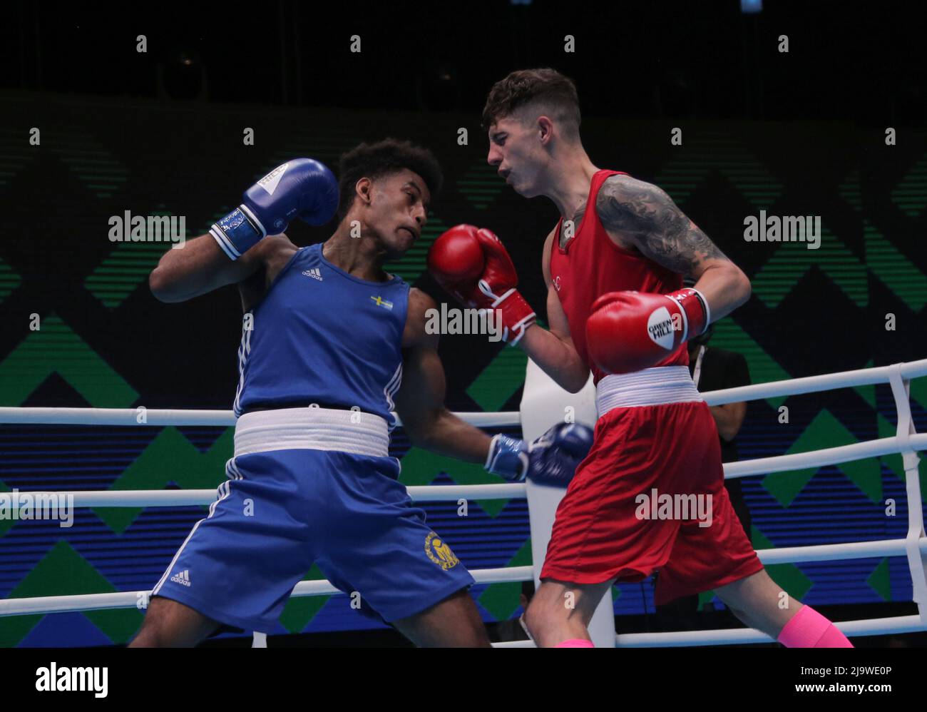 Jerewan, Armenien, am 25. 2022. Mai, Dean Niall Farrell aus England (Rot) im Kampf gegen Nebil Ibrahim aus Schweden (Blau), Federgewicht (54-57kg), Runde 16, EUBC Elite European Men’s Boxing Championships 2022, Hrach Khachatryan/ Alamy Live News Stockfoto