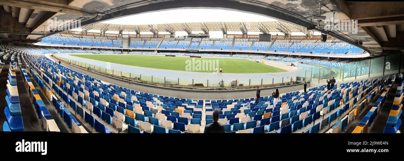 Das neapolitanische Fußballstadion San Paolo wurde nach dem Tod von Maradona umbenannt, der lange Zeit für den SSC Naples Stadio Diego Armando Mara spielte Stockfoto