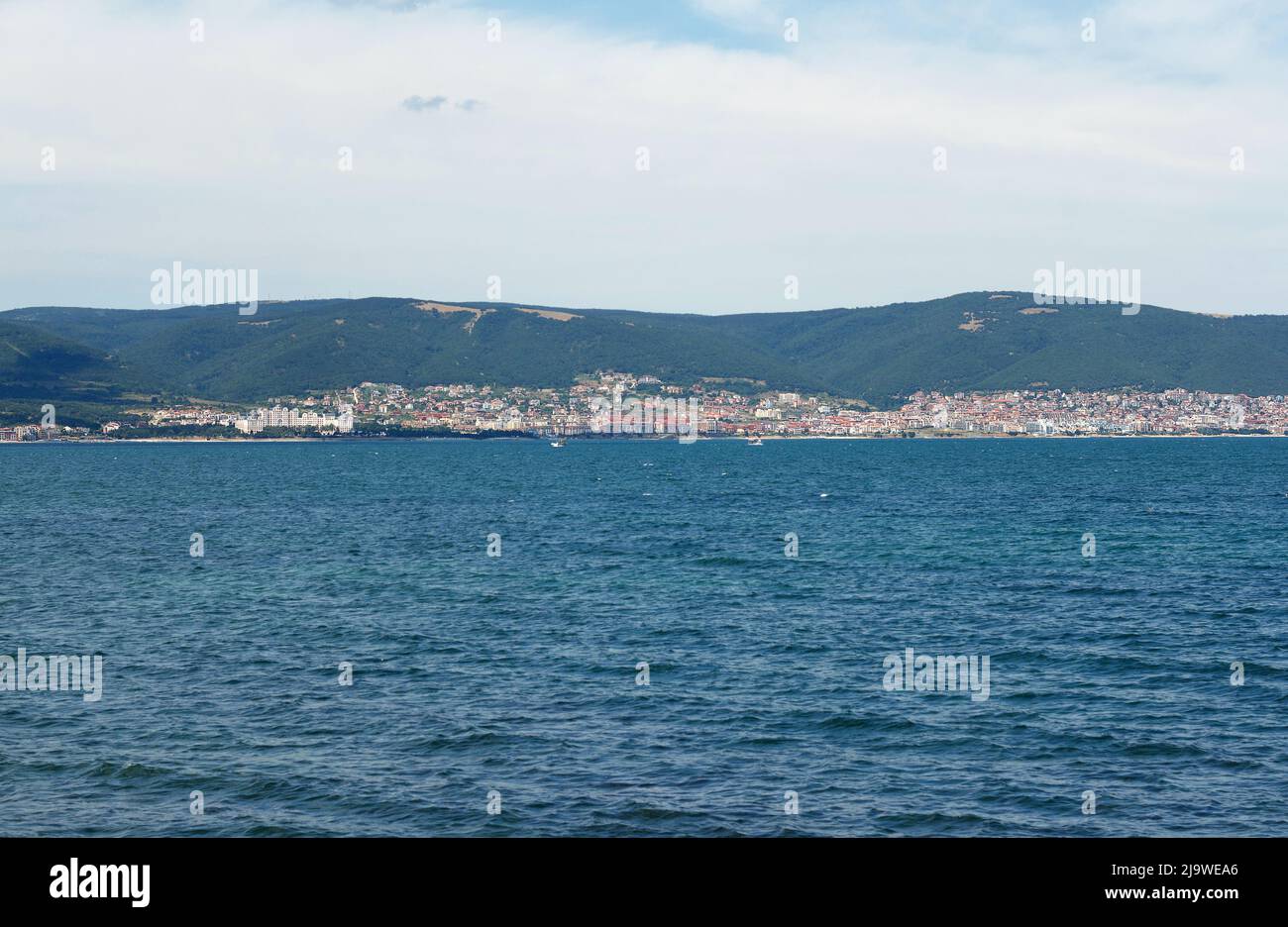 Schwarzes Meer, blaues Wasser, Hotels der Erholungszone, in der die Menschen ruhen, sind in der Ferne vor dem Hintergrund der Hügel sichtbar. Konzentrieren Sie sich auf das Resortgebiet Stockfoto