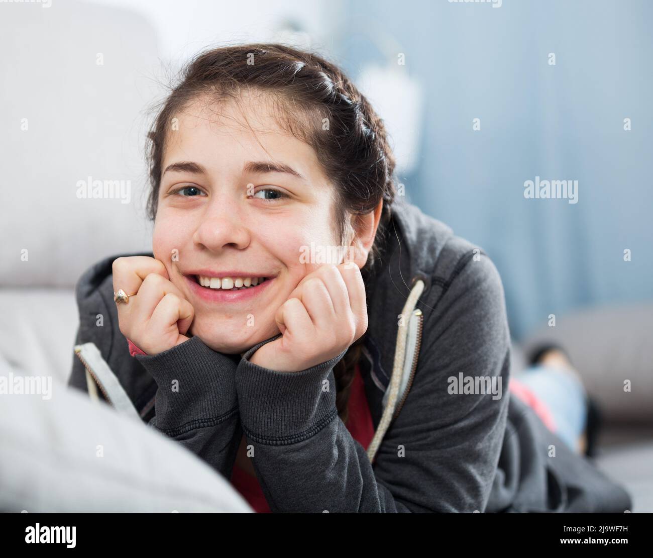 Mädchen posiert spielerisch Stockfoto