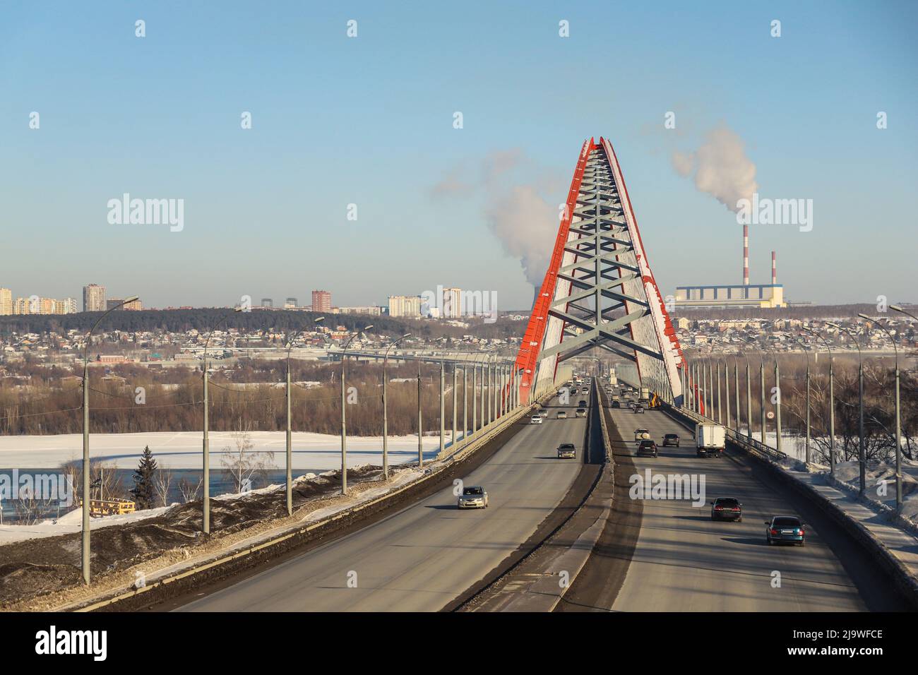 Die große rote Bogenbrücke im Winter aus nächster Nähe Stockfoto