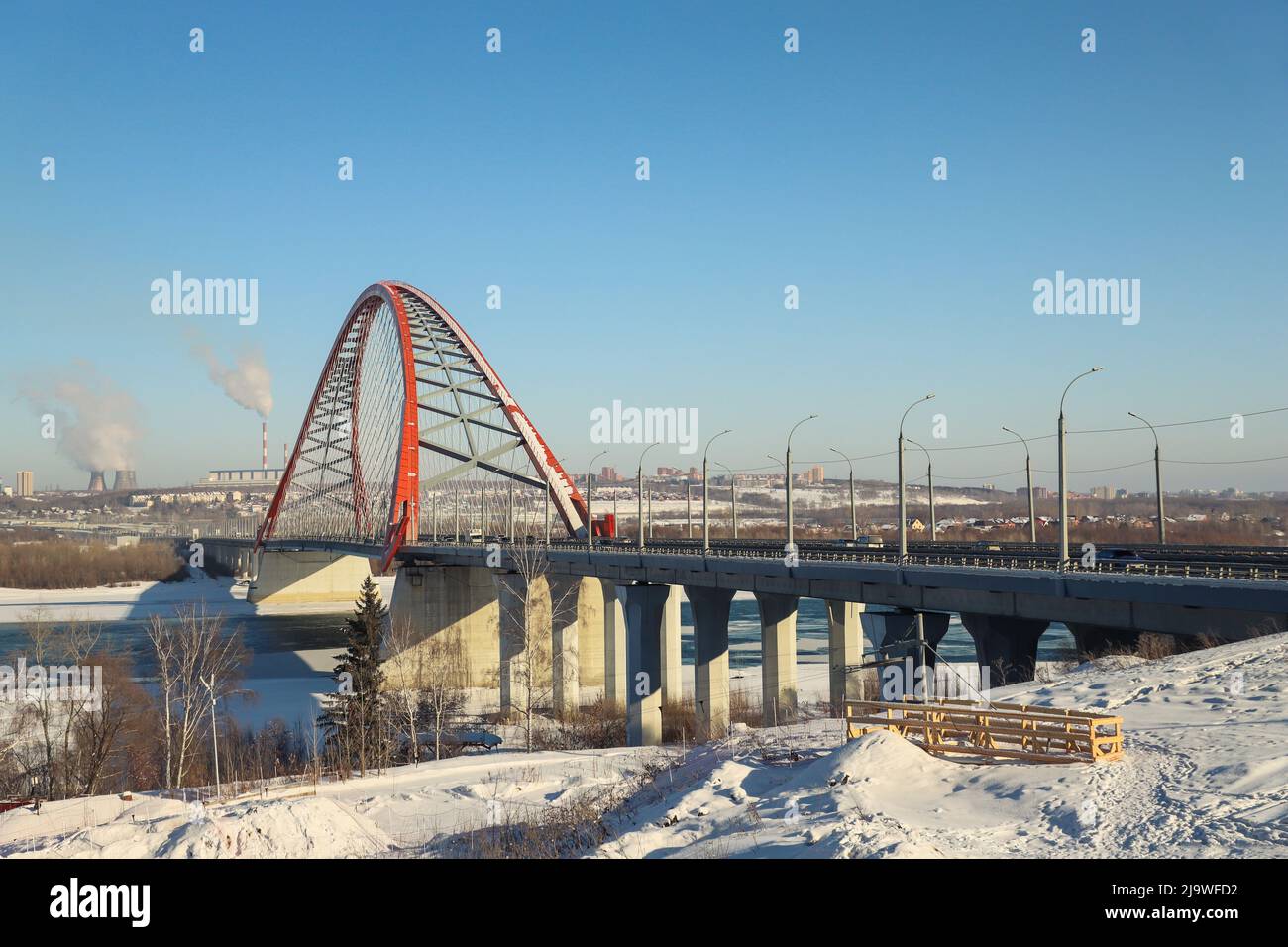 Die große rote Bogenbrücke im Winter aus nächster Nähe Stockfoto