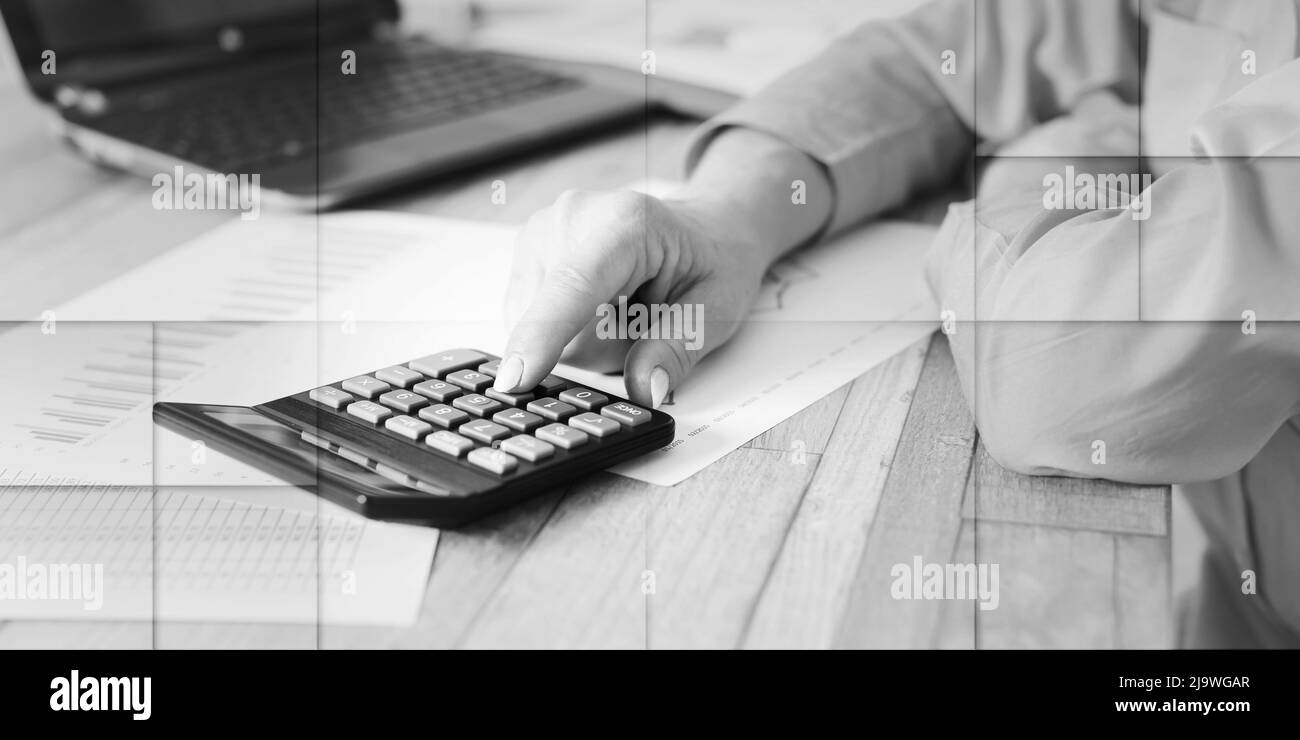 Hände eines Buchhalters, der an Finanzdokumenten arbeitet und ein geometrisches Rechenmuster verwendet Stockfoto