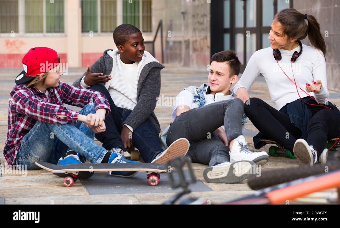 Teenager plaudern in der Nähe von Fahrrädern Stockfoto