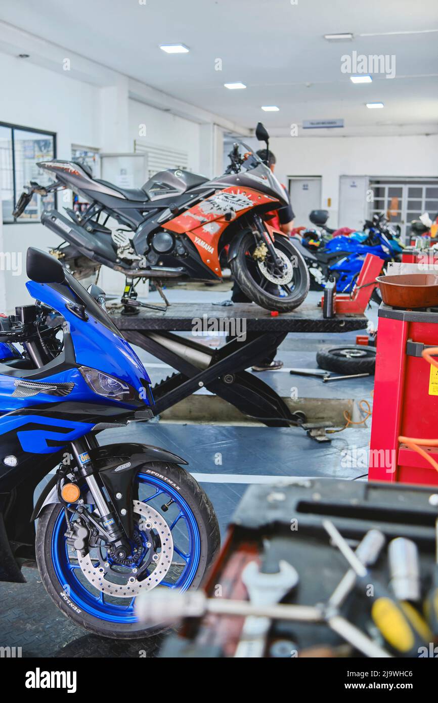 Lima, Peru - Mai 2022: Motorrad wird repariert und verkauft in Motopartto Yamaha-Shop, gemeinsamen Shop in lima, Yamaha Motorrad Reparatur Service-Bereich. Stockfoto