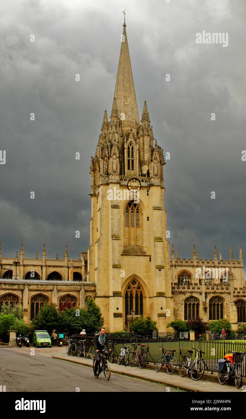 OXFORD CITY ENGLAND CATTE STRASSE UND STURM WOLKEN ÜBER DER UNIVERSITY CHURCH OF ST MARY THE VIRGIN Stockfoto