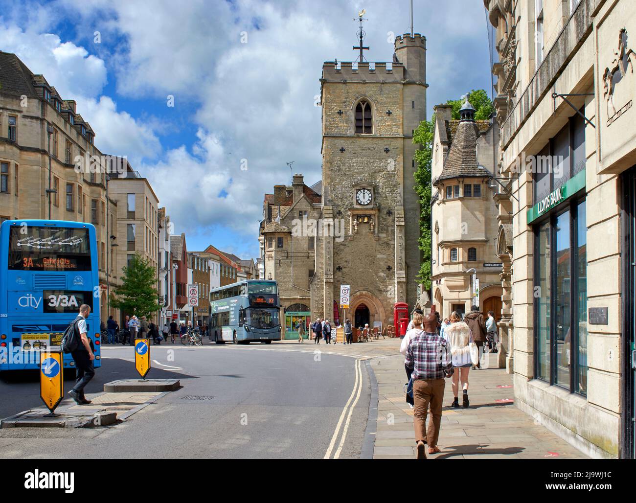 OXFORD CITY ENGLAND DER CARFAX TOWER IN DER QUEEN STREET VON OBEN GESEHEN Stockfoto