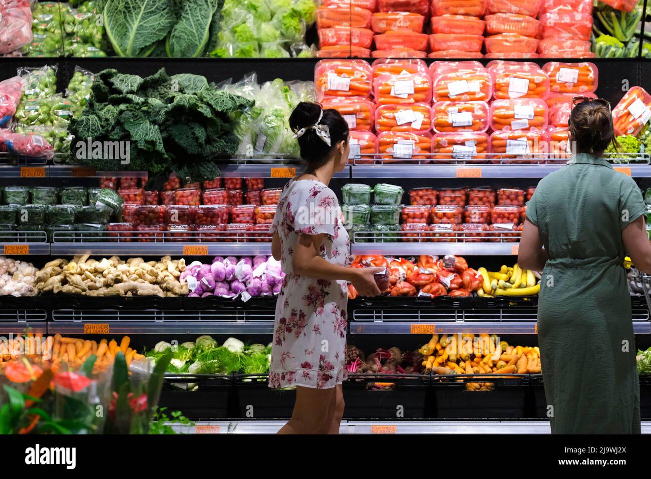 Mosta, Malta. 25.. Mai 2022. Menschen kaufen in einem Supermarkt in Mosta, Malta, 25. Mai 2022 ein. Die steigenden Lebensmittelpreise und die Kosten für die Instandhaltung von Häusern haben die jährliche Inflation Maltas im April auf ein Rekordhoch gebracht, teilte das Nationale Statistikamt am Dienstag mit. Quelle: Jonathan Borg/Xinhua/Alamy Live News Stockfoto