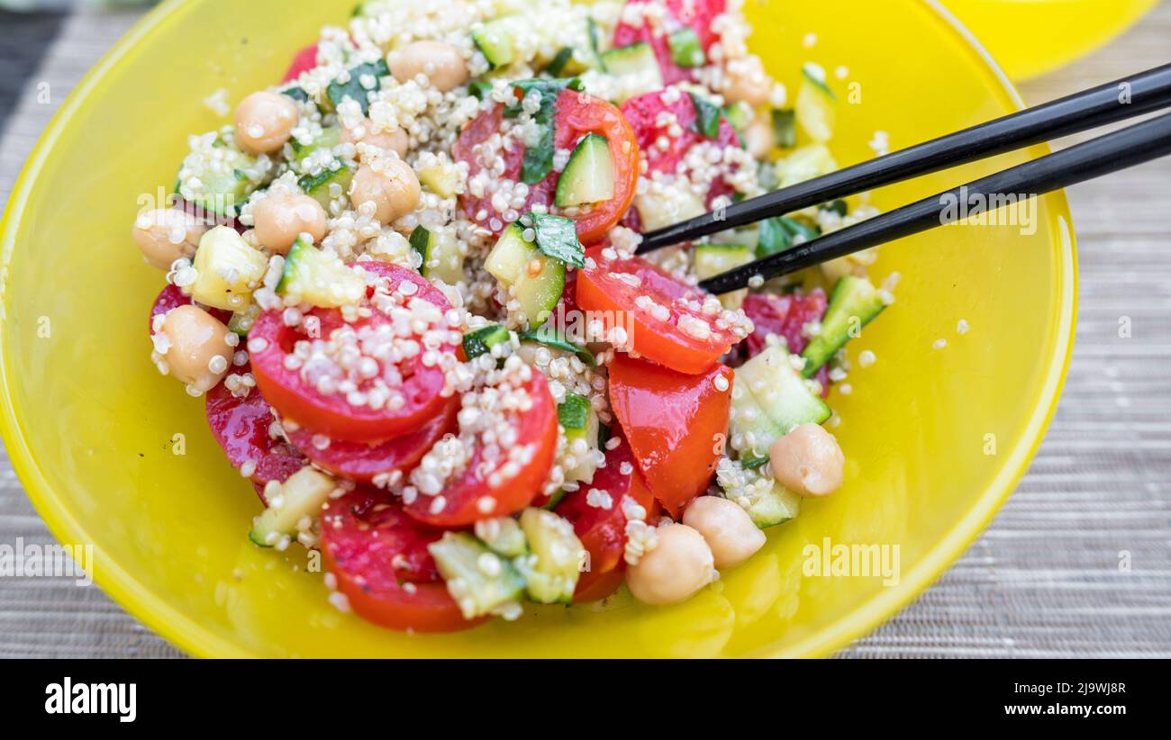 Veganes Quinoa-Salatgericht Stockfoto