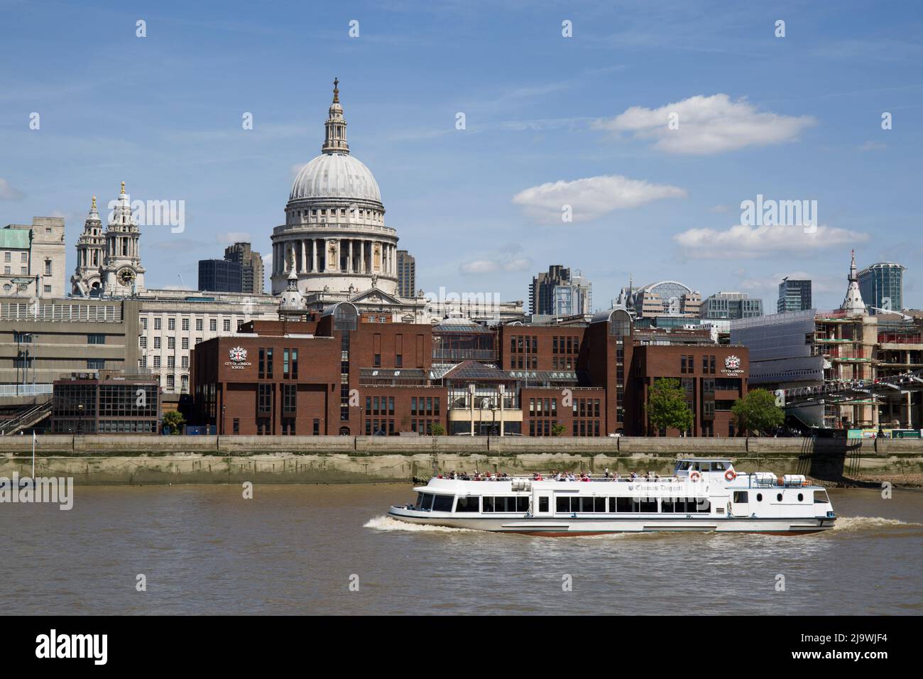 Ein Touristenboot fährt an der St Paul's Cathedral, der Themse London vorbei Stockfoto