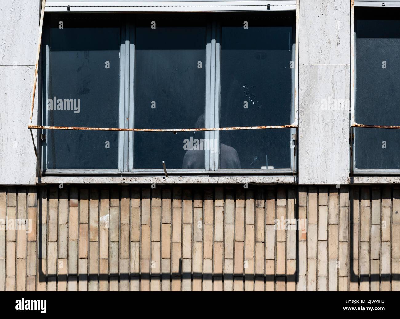 Mann am Fenster Stockfoto