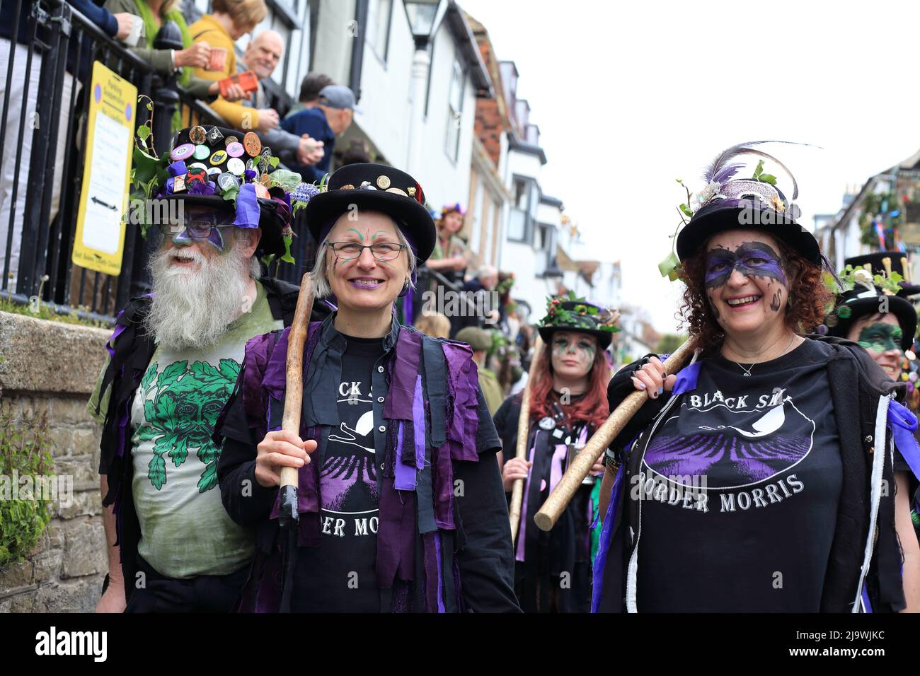 Mitglieder der Black Swan Border Morris, Jack auf der Green Parade, 1. Mai Bankfeiertag, Hastings, High Street, East Sussex, Großbritannien Stockfoto