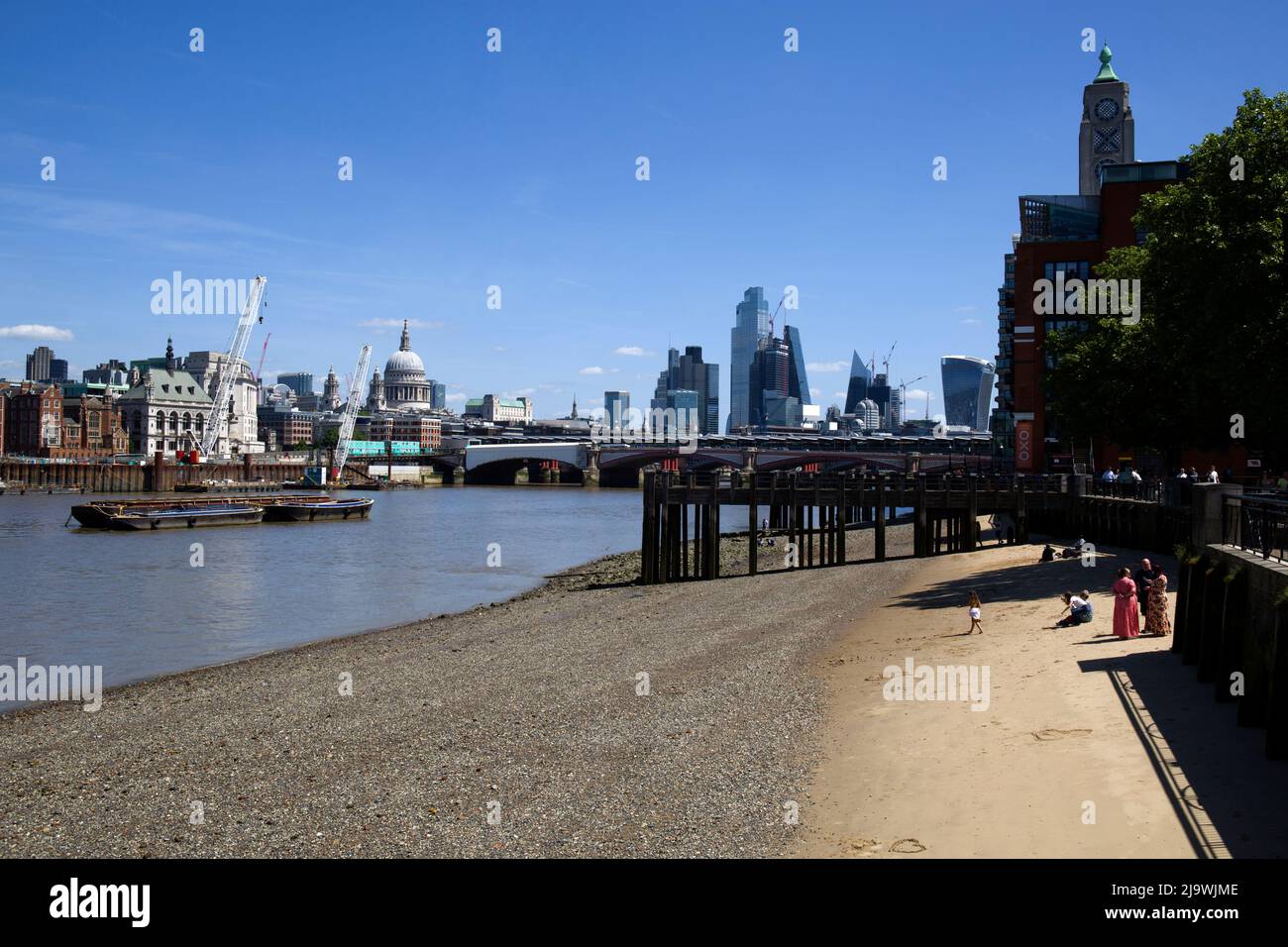 Sandy Beach am Low Tide River Thames und City of London Stockfoto