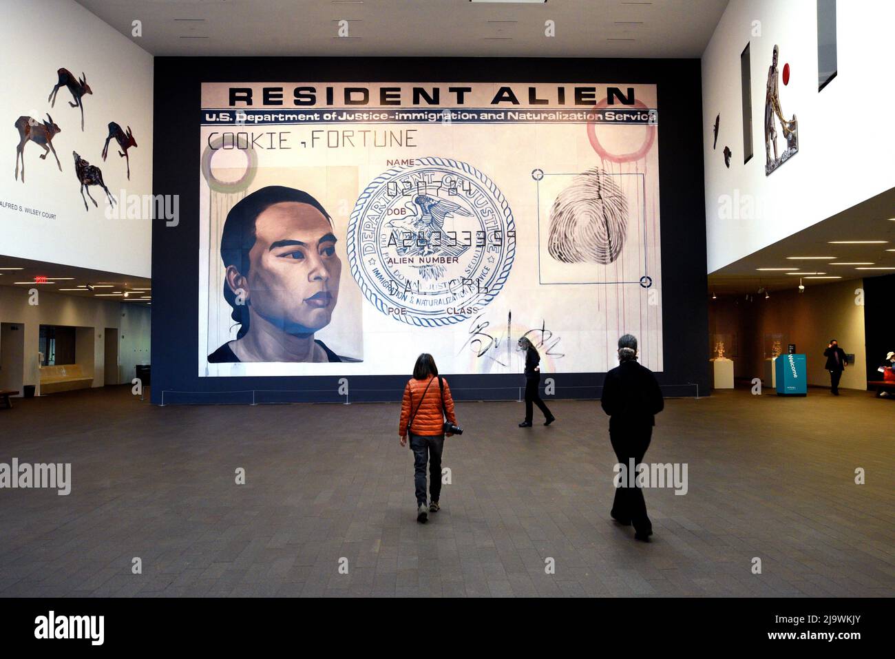 Eine ortsspezifische Installation des chinesisch-amerikanischen Künstlers Hung Liu mit dem Titel „Hung Liu: Golden Gate“ im M.H. de Young Memorial Museum in San Francisco. Stockfoto