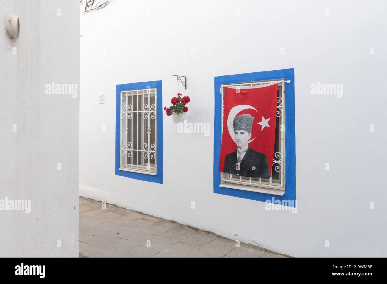 Bodrum, Türkei. 23. April 2022. Hübsche blau gestrichene Fenster in den charmanten Seitenstraßen der Altstadt von Bodrum, einem beliebten Touristenziel an der Ägäis im Südwesten der Türkei. (Foto von John Wreford/SOPA Images/Sipa USA) Quelle: SIPA USA/Alamy Live News Stockfoto