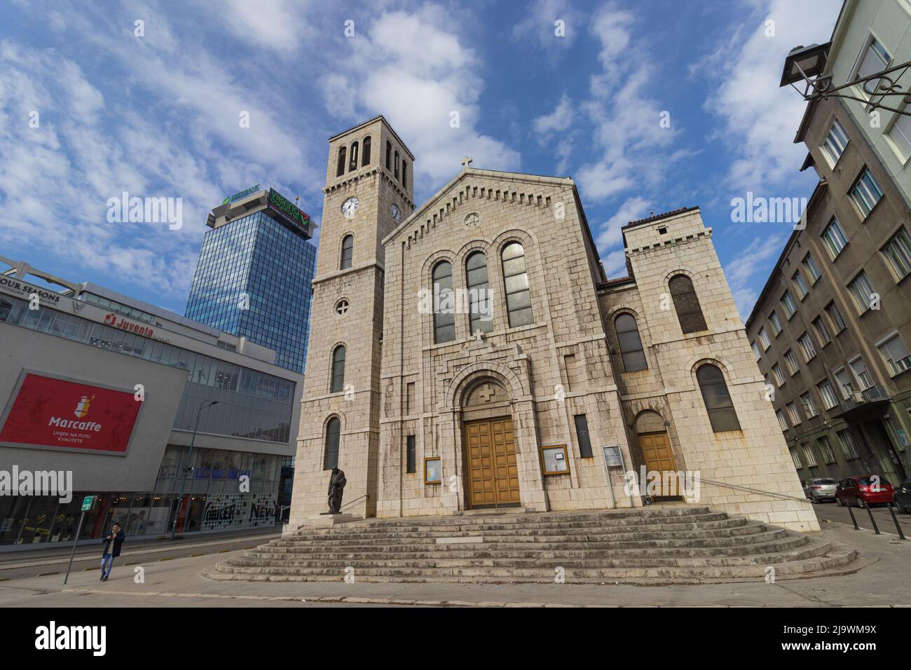 Sarajevo, Bosnien und Herzegowina - 13. FEBRUAR 2022: Weitblick auf die römisch-katholische St.-Joseph-Kirche (Crkva Svetog Josipa) im Zentrum von Sarajevo. Die Kirche Stockfoto