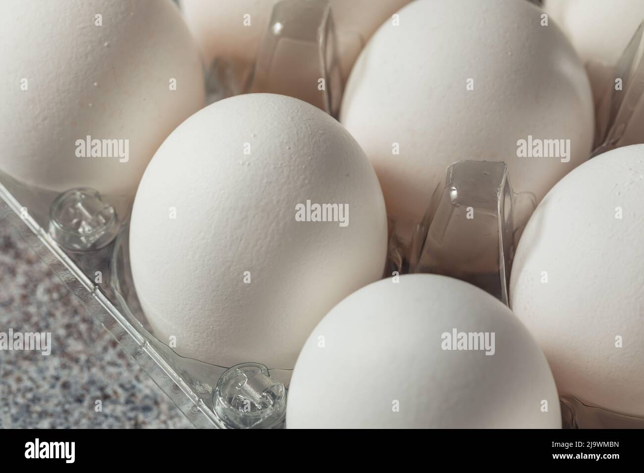 RAW Organic Cage Free Weiße Eier in einer Gruppe Stockfoto