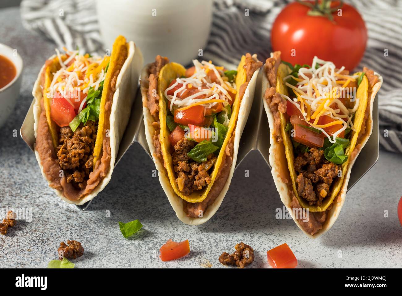 Hausgemachte, doppelt gefüllte Rindfleisch-Tacos mit harten und weichen Schalen mit Gemüse Stockfoto