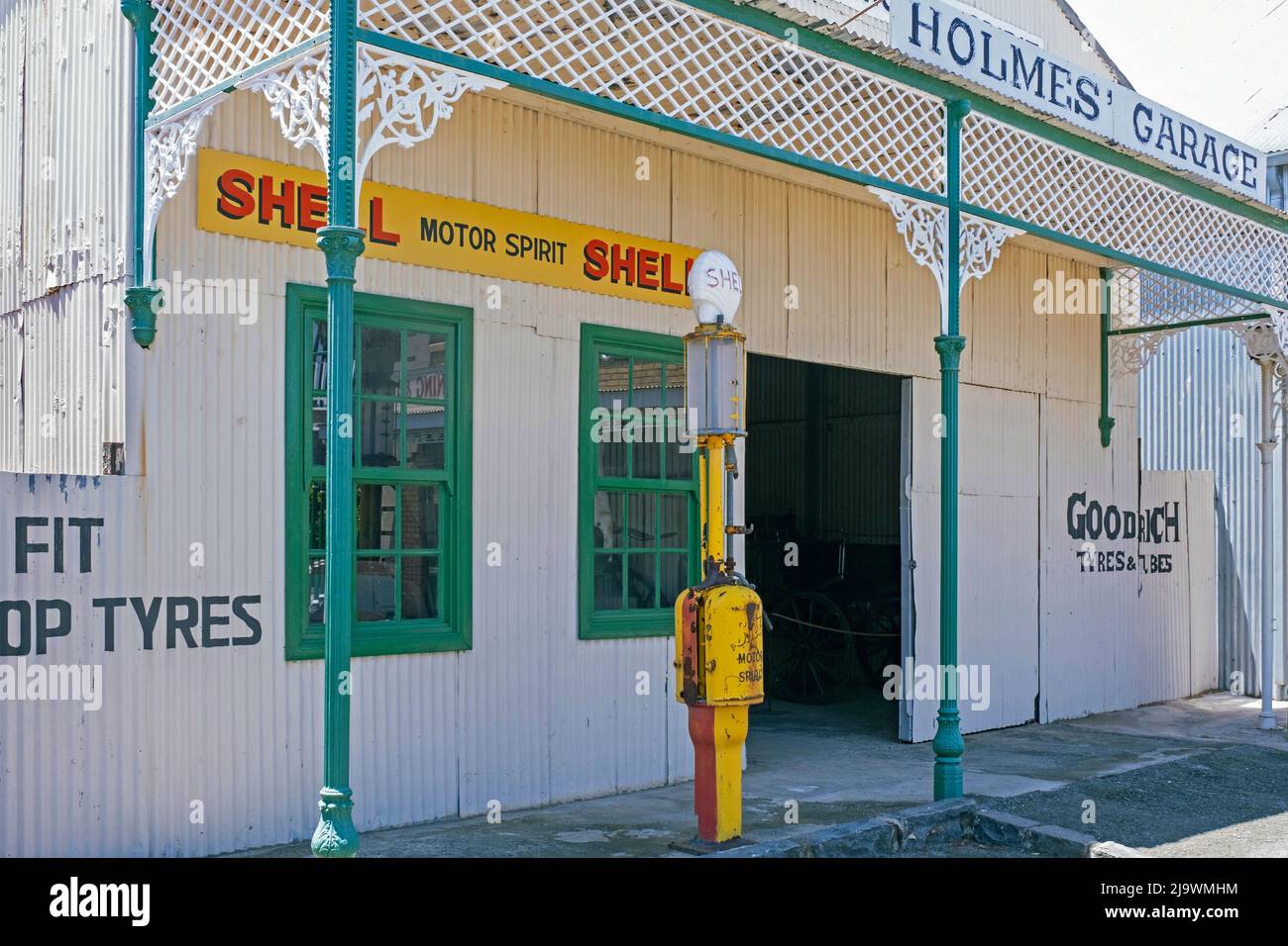 Alte Garage und Shell-Tankstelle am Big Hole and Open Mine Museum in Kimberley, Frances Baard, Provinz Nordkap, Südafrika Stockfoto