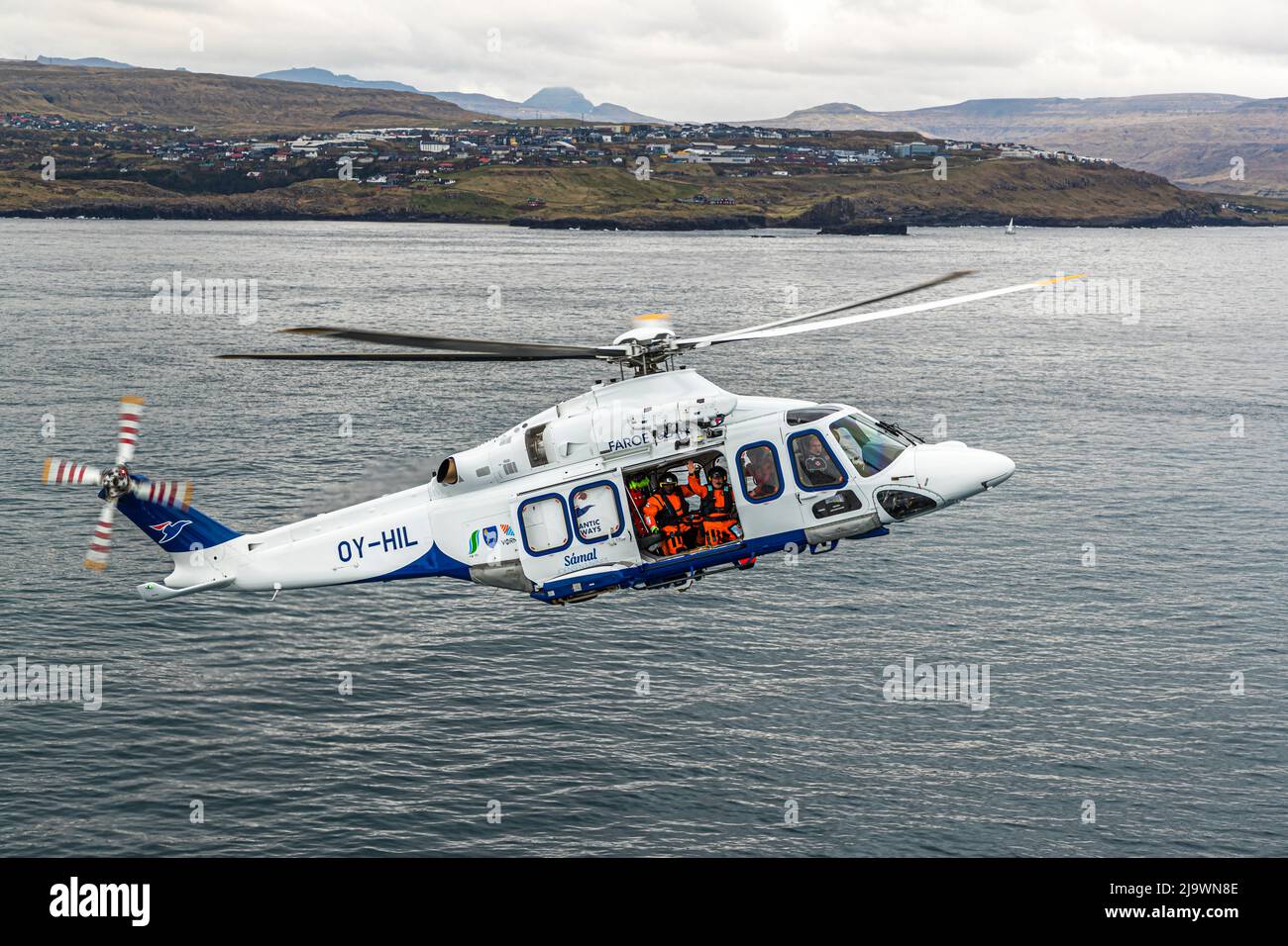 Helikopter über die Bucht von Tórshavn, Färöer-Inseln Stockfoto