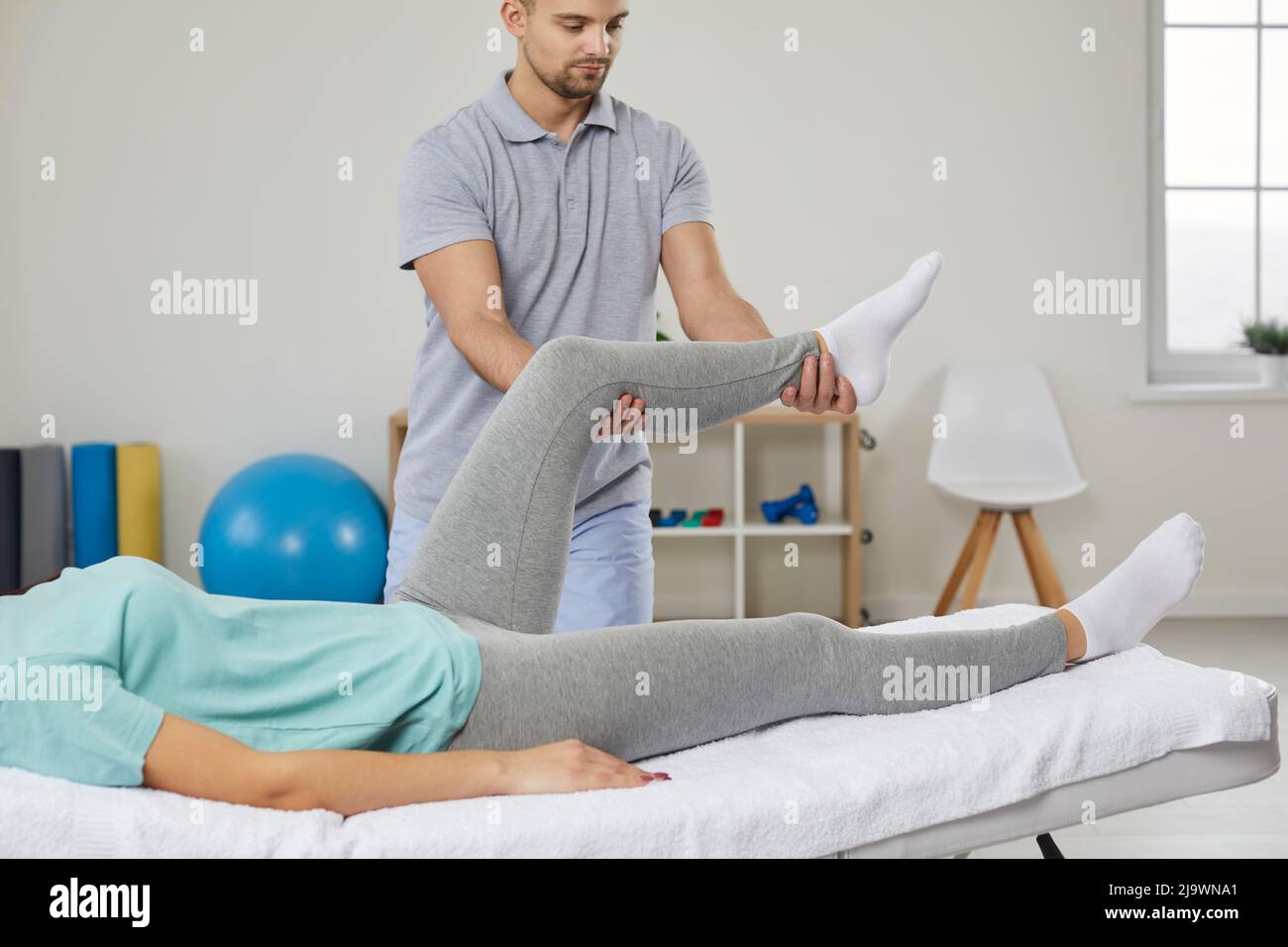 Physiotherapeut helfen Patienten mit verletzten Beinen Stockfoto